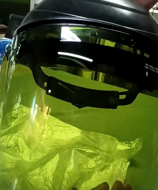 Inserting the Safety Face Shield Inserting the Safety Face Shield